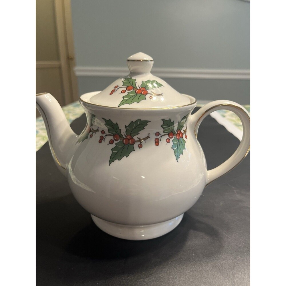 Vintage Sadler Windsor Holly Leaves Berries with Gold Trim Teapot England